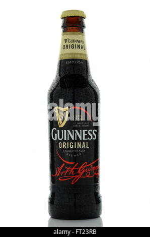 La bière Guinness stout sec isolé sur fond blanc. La bière Guinness est produite depuis 1759 à Dublin, Irlande. Banque D'Images