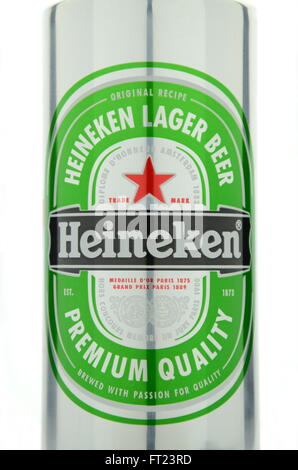 La bière Heineken isolé sur fond blanc Banque D'Images