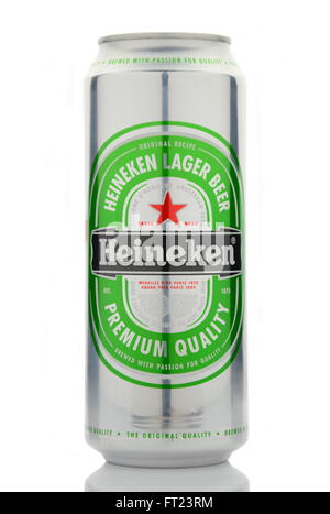 La bière Heineken isolé sur fond blanc Banque D'Images