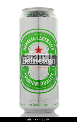 La bière Heineken isolé sur fond blanc Banque D'Images