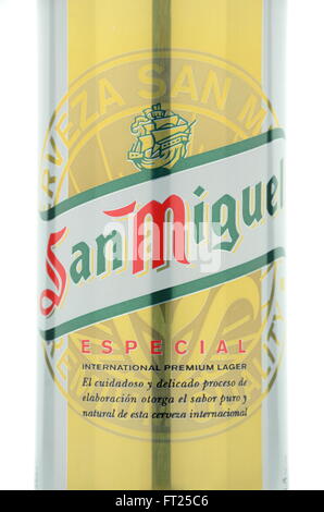 Bière San Miguel isolé sur fond blanc. San Miguel Brewery est la plus grande brasserie aux Philippines qui a été fondée en 1890. Banque D'Images