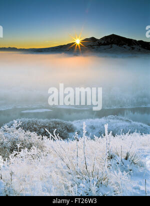 Lever de soleil sur l'hiver givré une rivière Missouri Valley près de cascade, Montana Banque D'Images