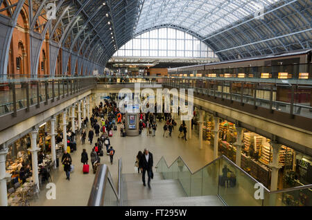 Regardant vers le bas sur le hall principal de la gare internationale St Pancras à partir du 1er étage. Banque D'Images