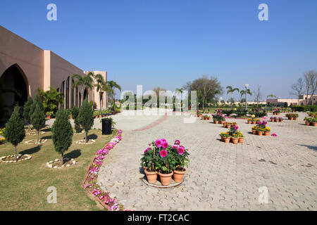 Des fleurs colorées dans les beaux jardins autour du Baba Banda Singh Bahadur monument sous un ciel bleu. Banque D'Images