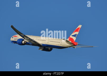 British Airways Boeing 777-36G NER-STBE au départ de l'aéroport Heathrow de Londres, UK Banque D'Images