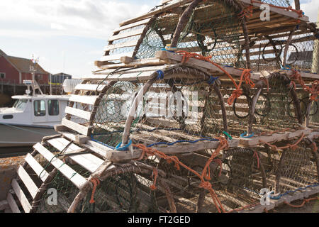 Les casiers à homards sécher sur un quai à Peggy's Cove en Nouvelle-Écosse Banque D'Images