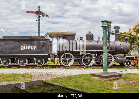 Ancien LOCAMOTIVE, PUERTO MONTT, CHILI - vers novembre 2015. Une vieille locomotive à vapeur sur l'affichage. Banque D'Images