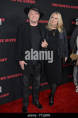 LOS ANGELES, CA - 7 décembre 2015 : Micky Dolenz et épouse Donna Quinter, lors de la première mondiale de Quentin Tarantino "l'odieuse huit' au Dôme de Cinerama, Hollywood Banque D'Images