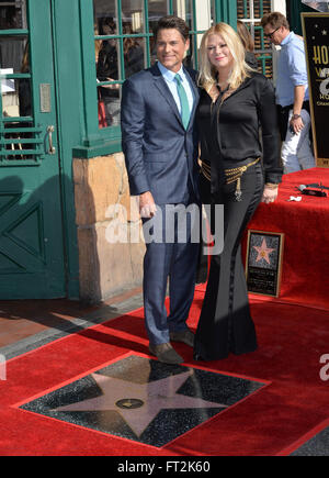 LOS ANGELES, CA - 8 décembre 2015 : l'Acteur Rob Lowe avec femme Sheryl Berkoff sur Hollywood Boulevard où Lowe a été honoré avec le 2,567ème étoile sur le Hollywood Walk of Fame. Banque D'Images