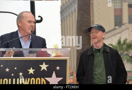 LOS ANGELES, CA - le 10 décembre 2015 : Réalisateur Ron Howard et l'acteur Michael Keaton sur Hollywood Boulevard où il a été honoré avec le 2,568ème étoile sur le Hollywood Walk of Fame. Banque D'Images