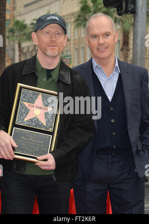 LOS ANGELES, CA - le 10 décembre 2015 : Réalisateur Ron Howard et l'acteur Michael Keaton sur Hollywood Boulevard où il a été honoré avec le 2,568ème étoile sur le Hollywood Walk of Fame. Banque D'Images