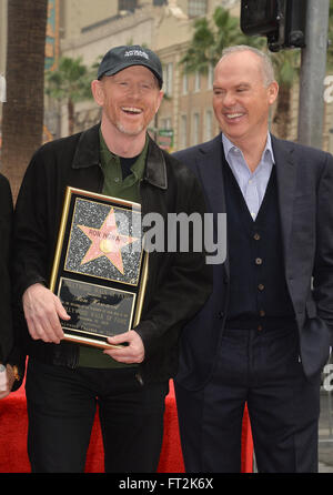 LOS ANGELES, CA - le 10 décembre 2015 : Réalisateur Ron Howard et l'acteur Michael Keaton sur Hollywood Boulevard où il a été honoré avec le 2,568ème étoile sur le Hollywood Walk of Fame. Banque D'Images