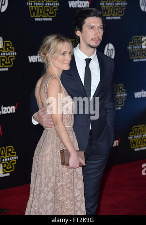 LOS ANGELES, CA - le 14 décembre 2015 : l'Acteur Adam Driver & épouse Joanne Tucker lors de la première mondiale de 'Star Wars : The Force éveille' sur Hollywood Boulevard Banque D'Images