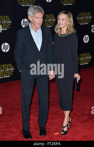 LOS ANGELES, CA - le 14 décembre 2015 : l'Acteur Harrison Ford & Calista Flockhart femme actrice lors de la première mondiale de 'Star Wars : The Force éveille' sur Hollywood Boulevard Banque D'Images