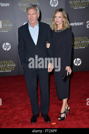 LOS ANGELES, CA - le 14 décembre 2015 : l'Acteur Harrison Ford & Calista Flockhart femme actrice lors de la première mondiale de 'Star Wars : The Force éveille' sur Hollywood Boulevard Banque D'Images