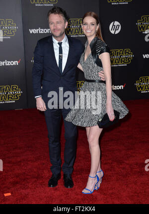 LOS ANGELES, CA - le 14 décembre 2015 : l'acteur Chris Hardwick & modèle Lydia Hearst lors de la première mondiale de 'Star Wars : The Force éveille' sur Hollywood Boulevard Banque D'Images