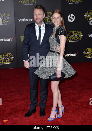 LOS ANGELES, CA - le 14 décembre 2015 : l'acteur Chris Hardwick & modèle Lydia Hearst lors de la première mondiale de 'Star Wars : The Force éveille' sur Hollywood Boulevard Banque D'Images