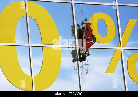 De la poupée père noël sur fond d'une fenêtre de shop Banque D'Images