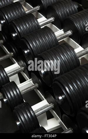 Sports lourds haltères en club de sport moderne Banque D'Images