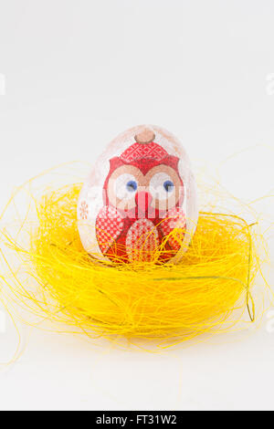Decoupége Owl oeuf de Pâques décorés dans un nid Banque D'Images
