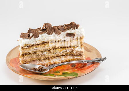 Tranche de gâteau sucré fait maison sur une plaque Banque D'Images