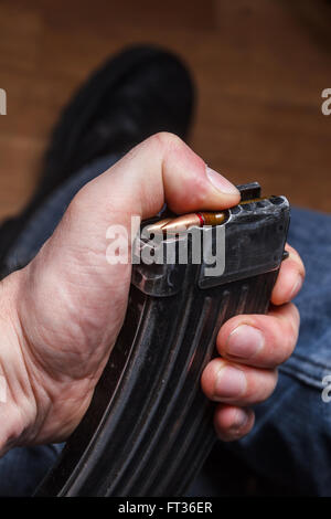 5.56 Chargement ammo magazine pour les mitrailleuses Banque D'Images