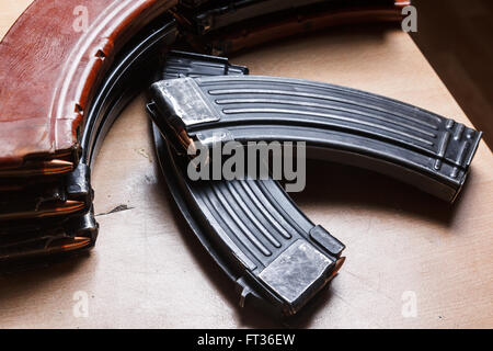 Munitions pour mitrailleuses avec magazines chargé Banque D'Images