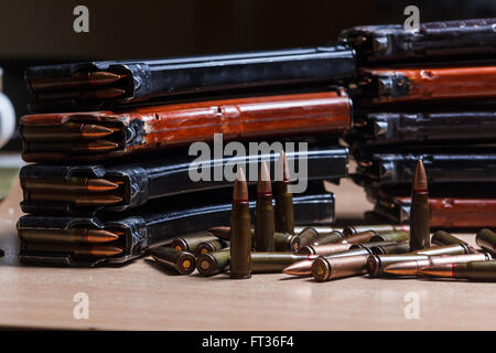 Munitions pour mitrailleuses avec magazines chargé Banque D'Images