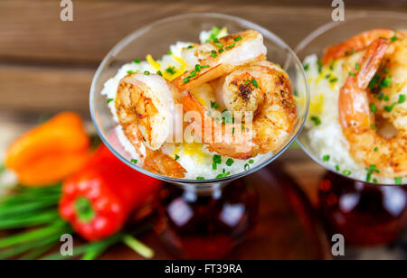 Petite assiette de crevettes et grits dans un verre à martini. Banque D'Images