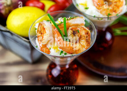 Petite assiette de crevettes et grits dans un verre à martini. Banque D'Images