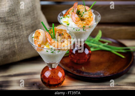 Petite assiette de crevettes et grits dans un verre à martini. Banque D'Images