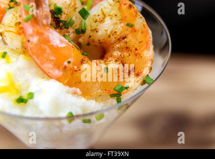 Petite assiette de crevettes et grits dans un verre à martini. Banque D'Images