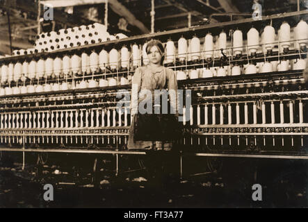 Portrait de jeune fille de 12 ans à l'usine de coton, Roanoke, Virginie, Etats-Unis, vers 1911 Banque D'Images