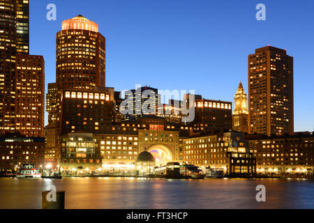 Boston Custom House, Rowes Wharf et Financial District skyline at night, Boston, Massachusetts, USA. Banque D'Images