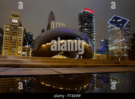 Le Crain Communications Building et la Cloud Gate sculpture bean vu du Millennium Park de Chicago, Illinois, États-Unis Banque D'Images