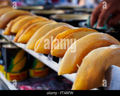 Sweet pancakes locaux à vendre à un étal dans un marché de nuit sur l'île de Langkawi, Kedah, Malaisie Banque D'Images