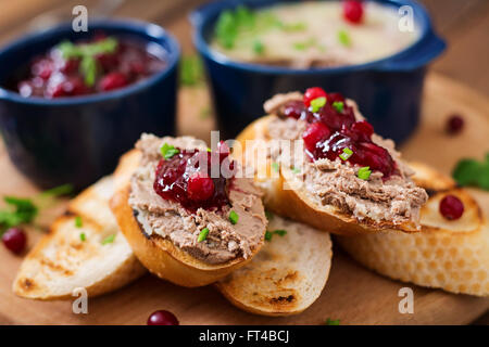 Le pâté de foie de poulet avec sauce aux canneberges, servi avec des croûtons Banque D'Images