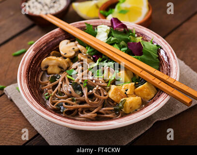 Le miso et nouilles soba potage d'tofu et champignons Banque D'Images