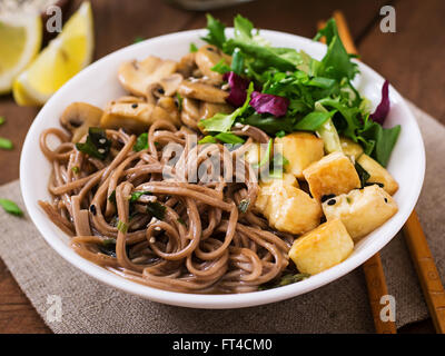 Le miso et nouilles soba potage d'tofu et champignons Banque D'Images