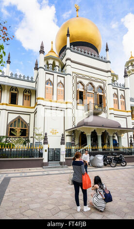 Les touristes de prendre des photos en face de Masjid Sultan, Kampong Glam, Singapour Banque D'Images