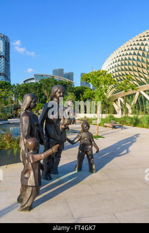 Famille heureuse de cinq œuvres d'art public par Chua Boon Kee dans l'avant-cour jardin de l'Esplanade - Theatres on the Bay, Singapour Banque D'Images