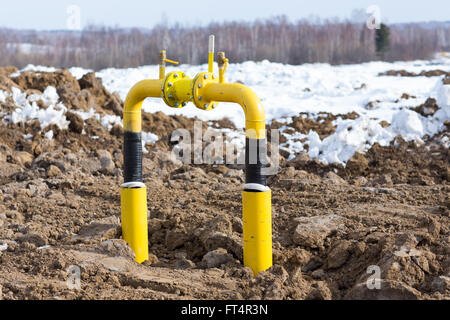 Tuyau de gaz jaune pose souterraine en hiver Banque D'Images