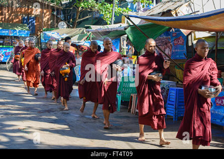 Moines sur leurs aumônes matin tours, Yangon, Myanmar Banque D'Images