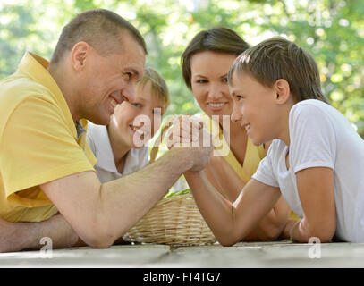 Famille en plein air à la table Banque D'Images