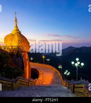 Pagode Kyaiktiyo (rocher d'Or), l'État Môn, Myanmar Banque D'Images