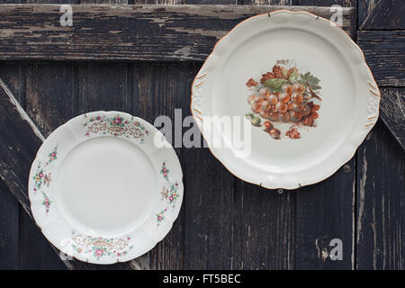 Plat de céramique sur table en bois Banque D'Images