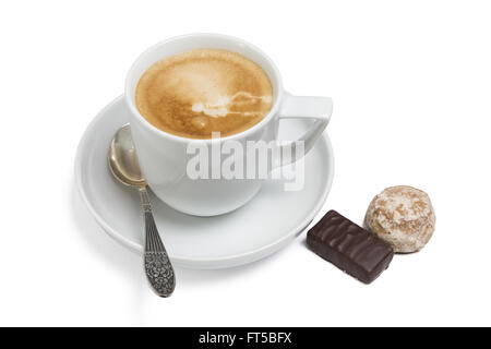 Une tasse de café, petite cuillère et les bonbons sur une plaque, gros plan sur un fond blanc Banque D'Images