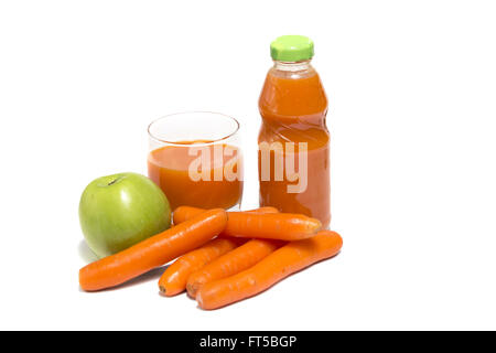 Les pommes, les carottes et le jus dans le verre sur un fond blanc Banque D'Images