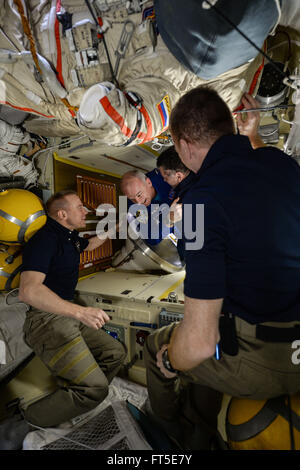 L'astronaute de l'Agence spatiale européenne Timothy Peake se félicite de l'astronaute américain Jeff Williams et de l'équipage qu'ils arrivent à bord du vaisseau Soyouz pour rejoindre l'équipage de la Station spatiale internationale le 19 mars 2016 dans l'orbite de la Terre. Banque D'Images