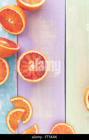 Orange sanguine. Moitié orange sanguine sur conseil rustique. Vue d'en haut, l'image aux couleurs vintage, espace blanc Banque D'Images